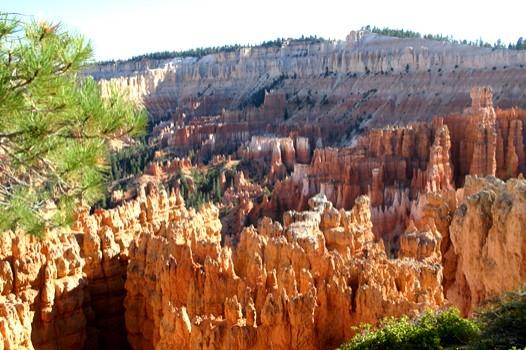 Bryce Canyon unterscheidet sich von den anderen Canyons durch eine einzigartige geologische Struktur. Rote, orangefarbene und weiße Sedimente bieten einmalige Aussichten. Übernachtung: B. W.