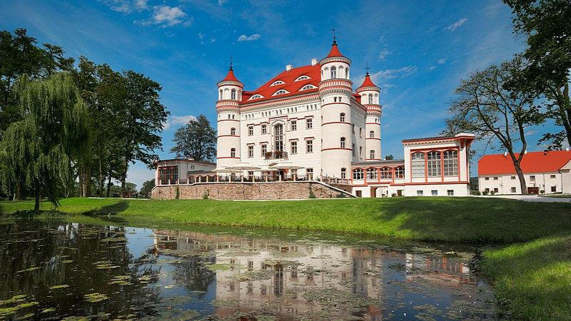 Anschließend folgt ein kurzer Besuch im atemberaubenden Schloss Schildau (Pałac Wojanów), ein Märchenschloss wie es im Buche steht.