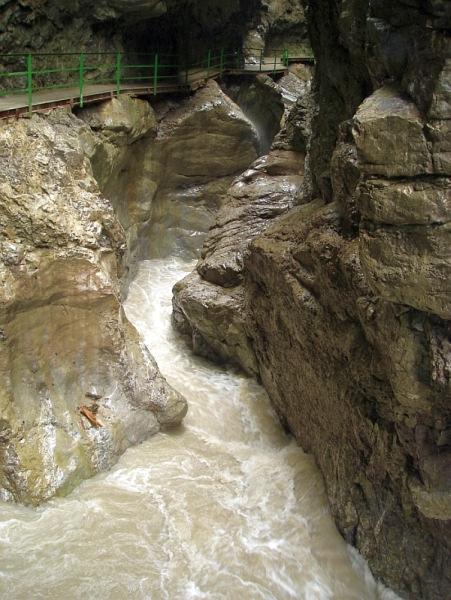 Das Wasser der Breitach fließt über die Iller in die Donau Die erste Sprengung wurde am 25. Juli 1904 durchgeführt, am 4. Juli 1905 erfolgte die Einweihung der begehbaren Breitachklamm. Am 23.