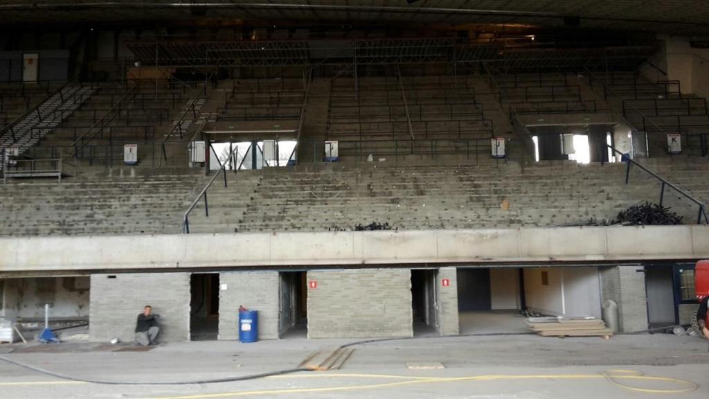 Die kahle Tribüne des Merkur Eisstadions im Zuge der Umbauarbeiten