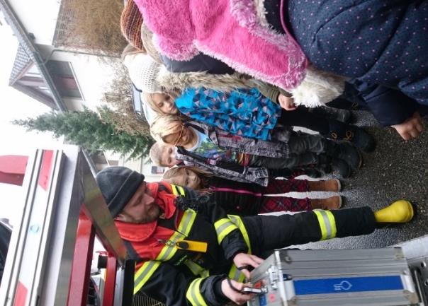 Hier einige Eindrücke der Kinder: Ich fand es toll, dass wir in das Feuerwehrauto sitzen durften. Ich fand es lustig mit dem Schlauch zu spritzen.