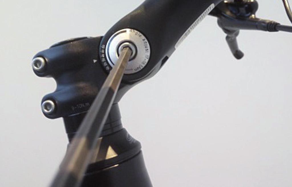 Das linke Pedal hat ein Linksgewinde, das gegen den Uhrzeigersinn eingeschraubt wird. Die Pedale sind mit dem mitgelieferten Gabelschlüssel mit 30 Nm festzuziehen.