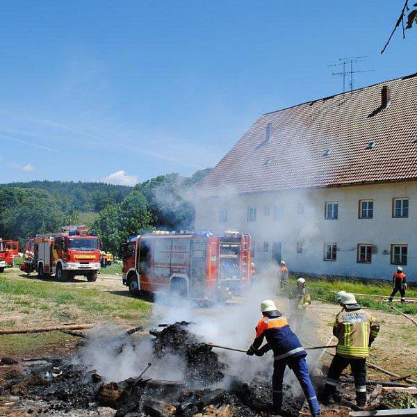 2. Einsätze Im Jahr 2015 wurde die FFW Oberzwieselau zu insgesamt 36 Einsätzen alarmiert. Diese gliedern sich in 9 Brandeinsätze, 25 technische Hilfeleistung und 2 sonstige Tätigkeiten.