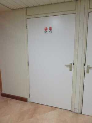Tür zum öffentlichen Behinderten-WC im Hotel