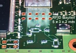 Baugruppenfertigung Bild 2 (rechts): RFID-SMD auf elektronischer Schaltung. Bild 3 (links): RFID-Smart- Labels auf elektronischen Leiterplatten Bild: EM Induktionsstrom erzeugt.