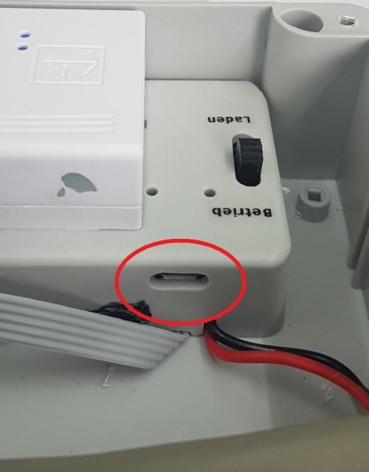 Schalter auf Laden (Bild 1) stellen 3. Ladegerät an den micro USB-Port anschließen (siehe Bild 2) 4. LED-Anzeige leuchtet grün wenn der Akku vollgeladen ist 5.