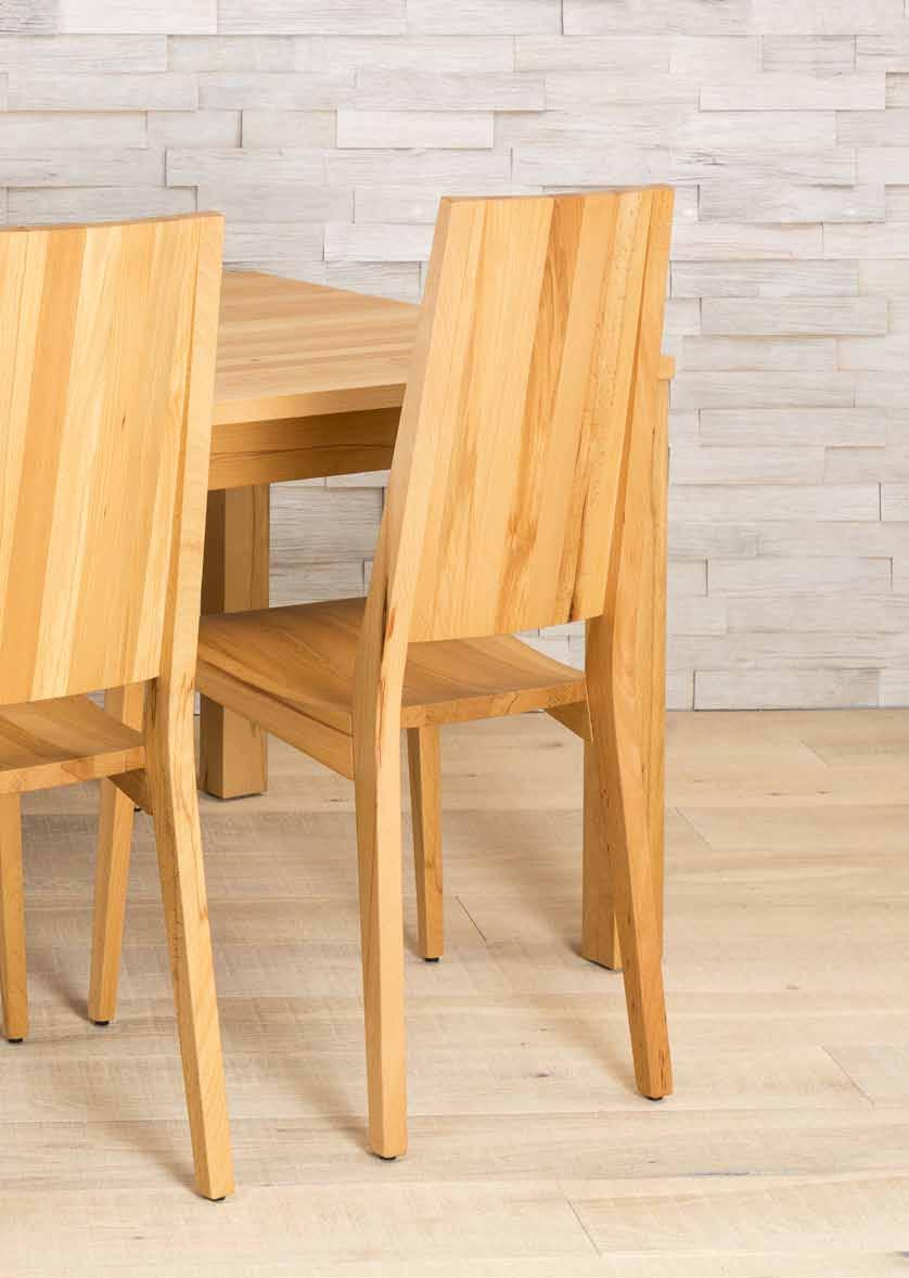 Stühle, Tischgestell und Tischplatte in der