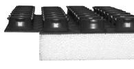 Einfache Plattenverbindung durch zweiseitigen Folienüberstand mit Stülpnoppen (estrichdichtes Druckknopfprinzip). Farbe schwarz, Noppenhöhe 21 mm, Plattengröße inkl. Überlappung: 1.450 x 850 mm.