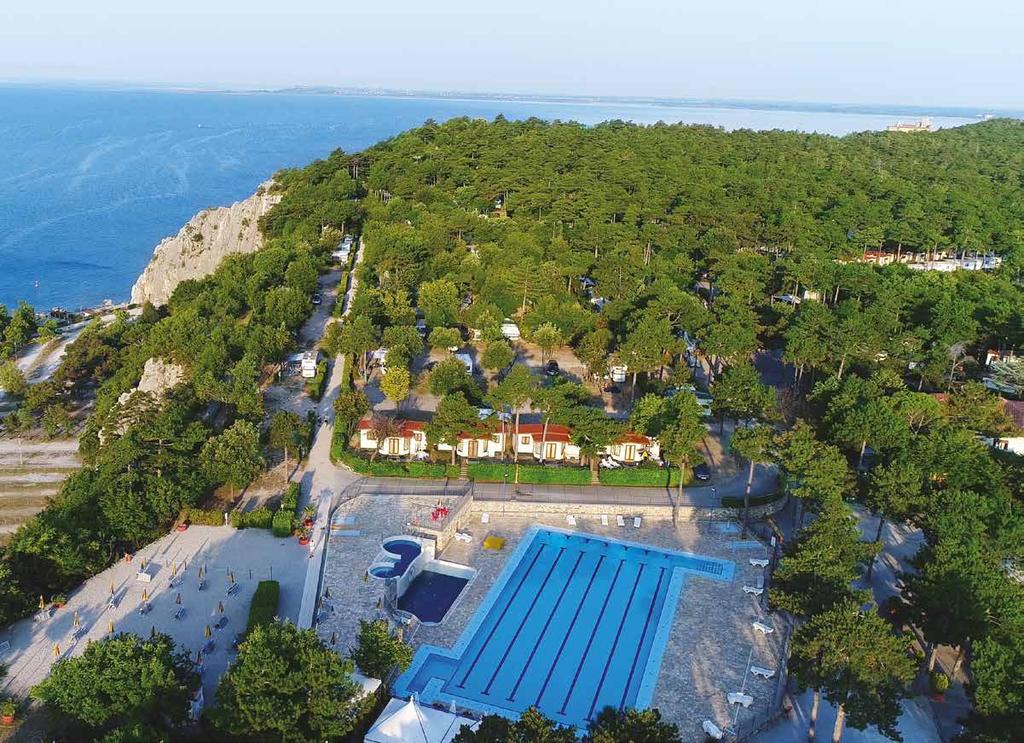 > Camping < Il Camping Mare Pineta si sviluppa nel bel mezzo di un parco naturale rigoglioso che domina dall alto il Golfo di Trieste e la Baia di Sistiana.