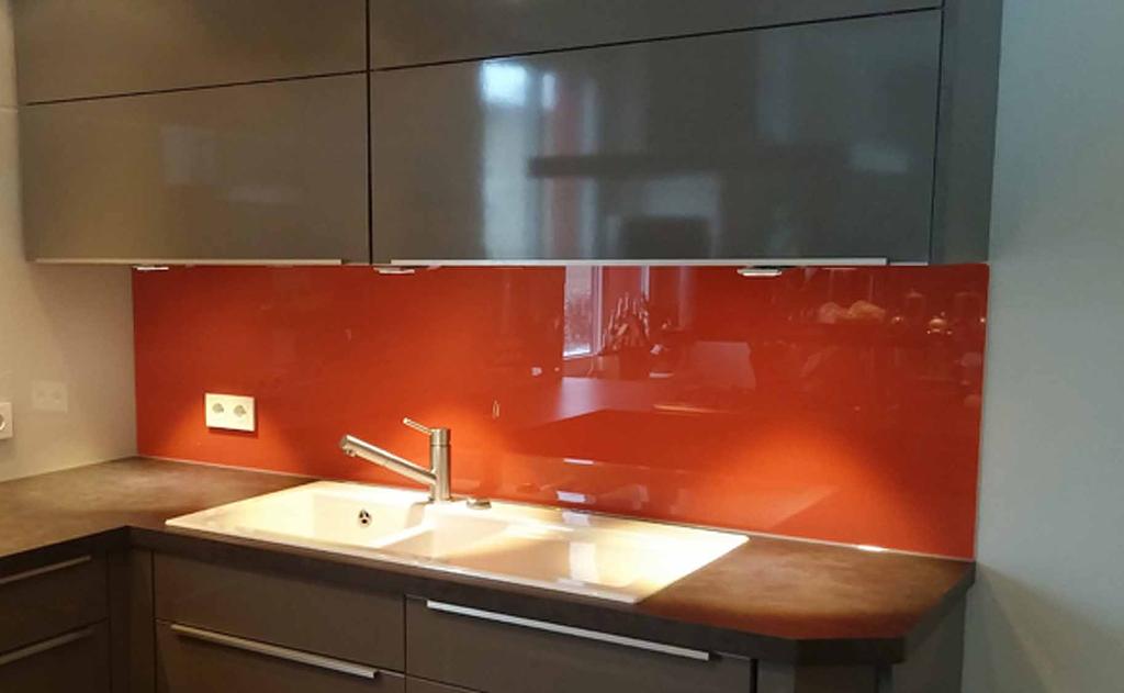 Mit bedruckten Glasrückwänden für ihren Arbeitsbereich verbinden Sie Funktionalität mit Design.