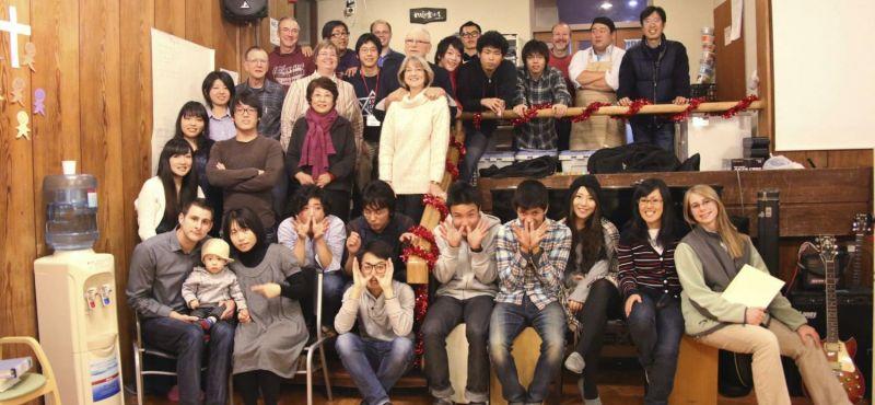 Studenten und Dozenten der Lebensschule SYME SYME ist eine Lebensschule mit Englischunterricht. Unser Konzept kommt an, weil junge, japanische Christen Englisch für ihren Beruf benötigen.