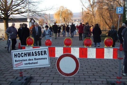 Verkehrssicherungsmaßnahmen am Rhein in Ingelheim bei Hochwasser in 2011 (Foto Dr.