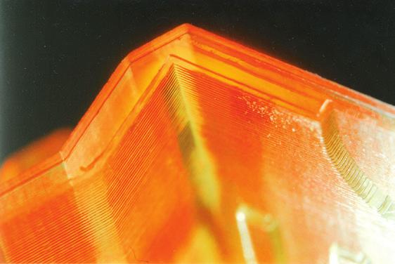 2.1 Verfahrensgrundlagen 23 Bild 2.2 Treppenstufeneffekt an einem Stereolithographie-Bauteil (Schichtstärke 0,125 mm) Quelle: CP-GmbH, Foto: Gebhardt (a) Bild 2.