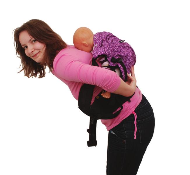 3 Beugen Sie sich und schieben Sie Ihr Kind unter Ihrer Achsel hindurch auf Ihren Rücken, während die eine Hand immer Ihr Kind stützt und die zweite den Hüftgurt verschiebt.