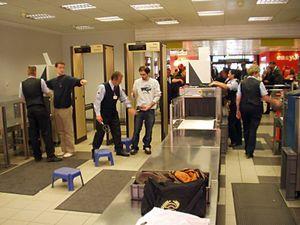 Referat Lehrperson Sicherheit im Flugverkehr Flughafensicherheit im Allgemeinen Unter Flughafensicherheit versteht man alle Massnahmen, die der Vorbeugung von Verbrechen und Terroranschlägen auf