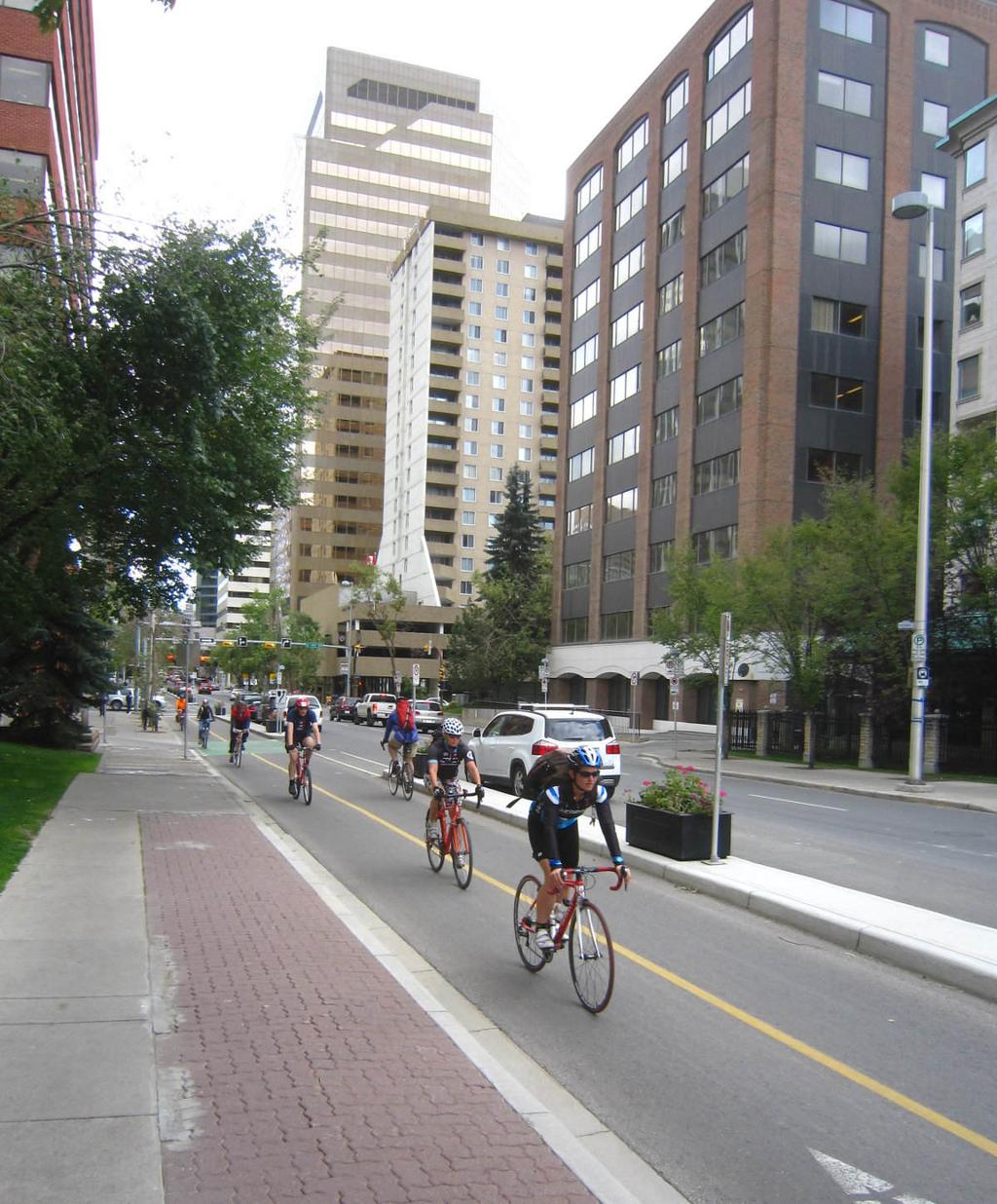 Gute Beispiele international Stichwort protected bike lane Der Begriff protected bike lane (deutsch geschützte Radspur, bzw. Radfahrbahn ) stammt aus den USA / Kanada.