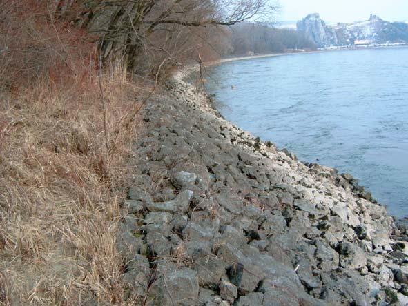 Jänner 2005; Bildnachweis: DonauConsult Man beachte in all diesen Fällen die glatte, unstrukturierte und weitestgehend durch Steinsicherungen gebildete Uferlinie.