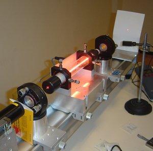 Konkretes Beispiel: He-Neon Laser Lasermedium: 1 mbar He+Ne (1:7) Angeregte metastabile