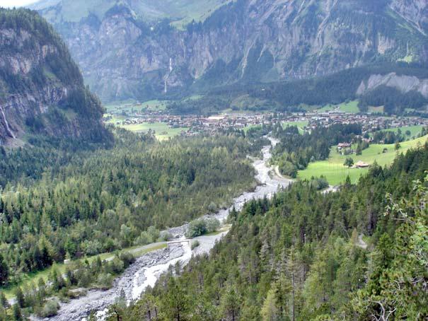 Der Abstieg vom Oeschinensee dauert eine knappe Wegstunde, könnte jedoch vom bereits ermüdeten......wandernden mit der Luftseilbahn in wenigen Minuten bewältigt werden.