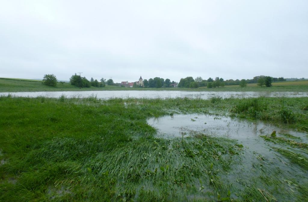 des andauernden Regens Ende Mai und dem 1. Juniwochenende stand und floss das Wasser auch in der Gemeinde Ohrenbach, wo es normalerweise nicht hingehört.