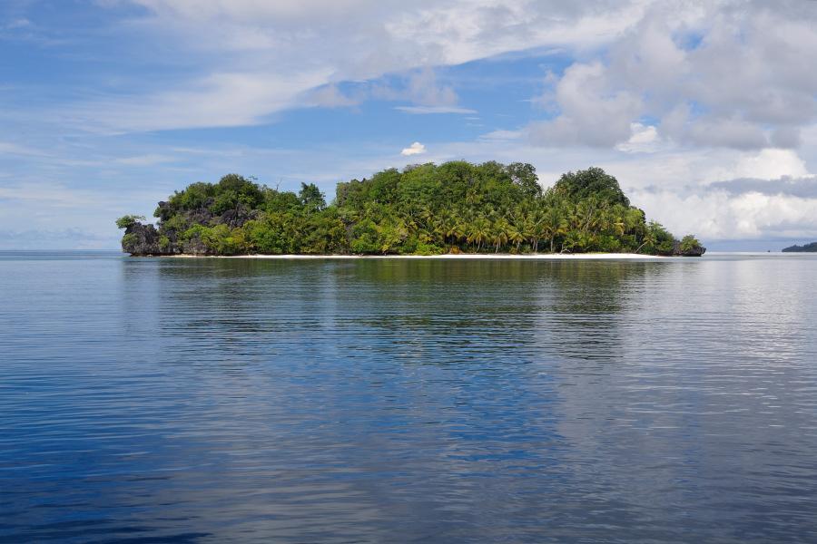 Wofoh Island ist eine unbewohnte Insel vor der südwestlichen Küste von Waisai.
