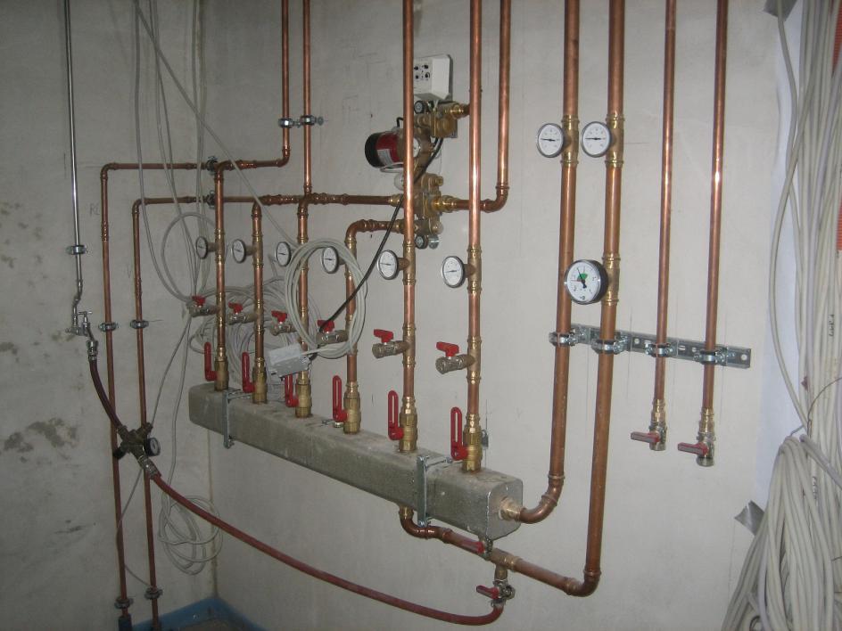 7 Wärmeversorgung Die Warmwasserbereitung und die Raumheizung erfolgt über eine Fernwärmeübergabestation im UG.