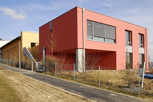 1 Kurzbeschreibung der Bauaufgabe Der Kindergarten in der Passivhaussiedlung Sonnenfeld in Ulm musste um einen Anbau erweitert werden.