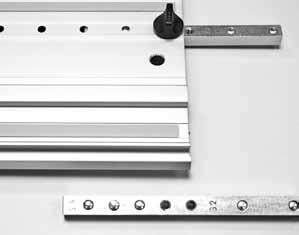 104/07 Die Längenanschläge: An beiden Lochreihenschienen-Enden werden die Längenanschläge befestigt. (s. Abb.
