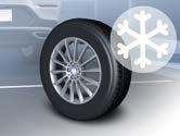 Es wird mit Hilfe des im Kofferraum platzierten Reifenfüllkompressors in den platten Reifen gefüllt und dichtet Löcher im Reifen ab. B51 80. 74.
