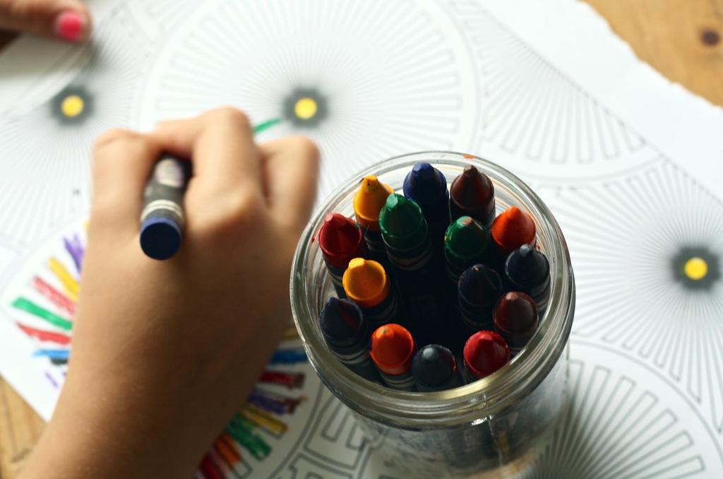 12 Farben Bilder ausmalen Verschiedene Malvorlagen Bunte Stifte Geben Sie Ihrem Kind verschiedene Malvorlagen, zum Beispiel Mandalas, zur Auswahl.