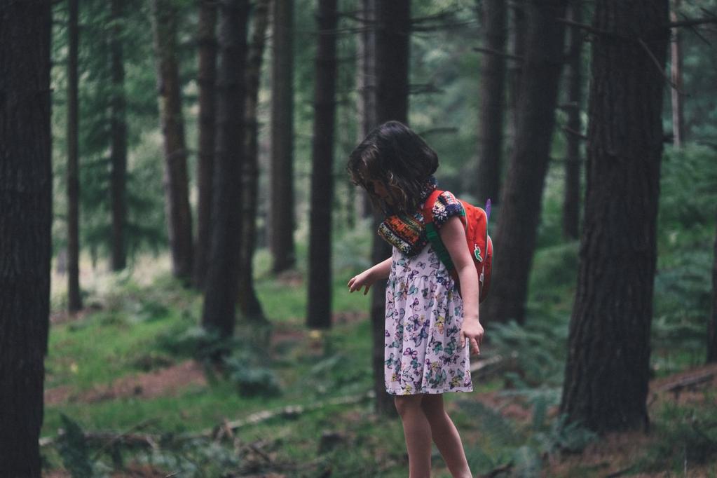 17 Geräusche erkennen \ Gehen Sie mit Ihrem Kind nach draußen in die Stadt oder in die Natur, zum Beispiel in den Wald. Halten Sie einen Moment inne und lauschen Sie den Geräuschen.
