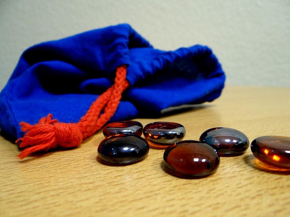 18 Mengen Mengen ertasten Beutel Steine oder Perlen Packen Sie eine bestimmte Anzahl an Steinen oder Perlen in einen kleinen Beutel.