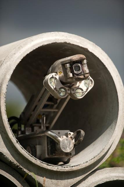 Abwasserentsorgung Der Weg des Abwassers bis zur Rückführung: Ableitung der Abwässer über langes Netz an unterirdischen Kanälen Unterscheidung in Schmutzwasser-, Regenwasser- und