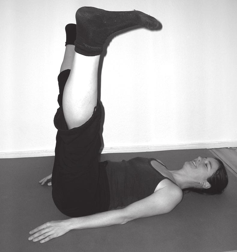 5 Übung 2: Legen Sie sich wieder auf den Rücken und strecken Sie Ihre Beine im rechten Winkel in die Höhe.