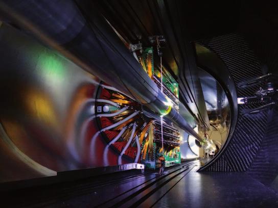 2 Bausteine des Universums 17 Abb. 2.4 Bild des CMS-Detektors am CERN mit dessen Hilfe, die nach einem Stoßexperiment wegfliegenden Teilchen nachgewiesen und später identifiziert werden können.