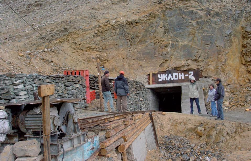 Vielen Dank für Ihre Aufmerksamkeit! Inclined shaft at the Khovd Gol wolframite mine (Mongolia).