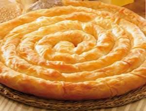Im Allgemeinen gibt es viele leckere Dinge mit Käse, denn darauf sind die Bulgaren sehr stolz. Es gibt allerdings nur zwei Sorten Käse, weißen (Sirene) und gelben (Kaschkawal).