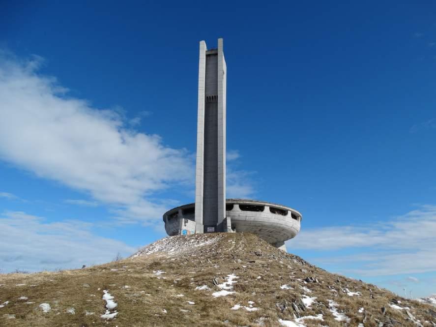 7. Buzludzha sieht aus wie ein Ufo und steht als Kommunistisches Monument verlassen in den Bergen.