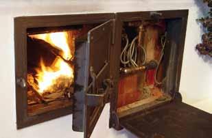 Ihr Ofen wird vom Herd in der Küche befeuert, der auch noch für Warmwasser sorgt. Die Technik ist im Backrohr eingebaut.