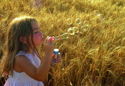 Tipps für einen guten Start Tipps für einen guten Start So unterstützen Sie Ihr Kind richtig Spätestens mit der Schulanmeldung lernen Eltern und Kinder den zukünftigen Arbeitsplatz Schule kennen.