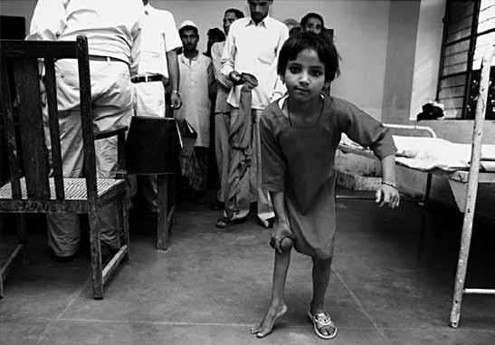 Mit einer Vernissage wird die Ausstellung Auch die Ärmsten sollen ihre Polio- Impfung bekommen. Die Helfer in Indien und Pakistan gehen deshalb am 12. Januar 2018 um auch zu den Familien in den Slums.
