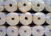 Scheitholz mit einem Wassergehalt unter 20% oder Holzbriketts nach DIN EN 14961-3, Klasse A1, Länge >14 cm, Durchmesser >8 cm.