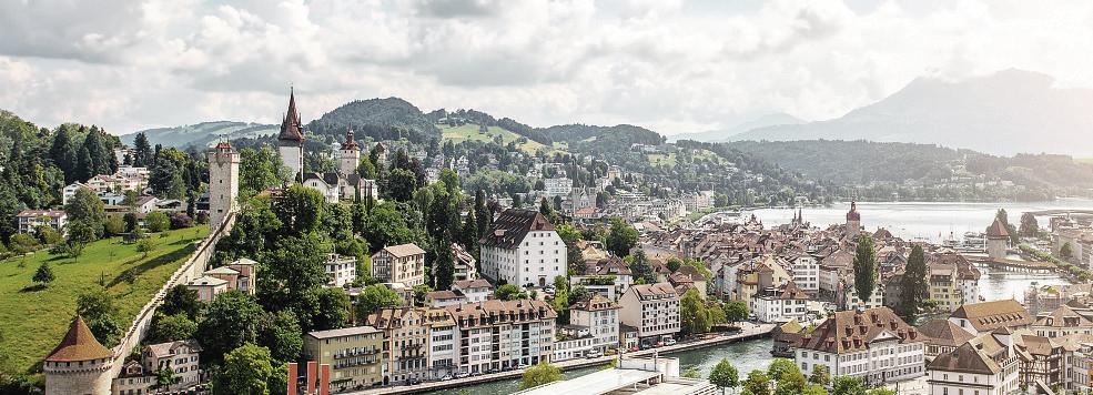 «Zwischen Kantonsspital und Museggtürmen entstehen in der Stadt Luzern im Brambergquartier drei neue Mehrfamilienhäuser mit insgesamt 21 Wohnungen mit 2.5 bis 5.5 Zimmern.