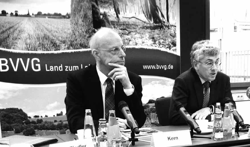 B 54 Die BVVG-Geschäftsführer Stefan Schulz (re.) und Martin Kern bei der Jahrespressekonferenz am 12. 1. 2017.