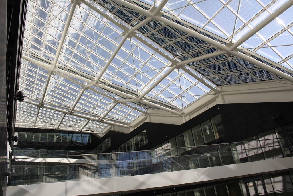 1800 m 2 Microshade im Atrium des Confederation of Danish Industries. Integrierter Sonnenschutz. Transparent, wirksam und wirtschaftlich.