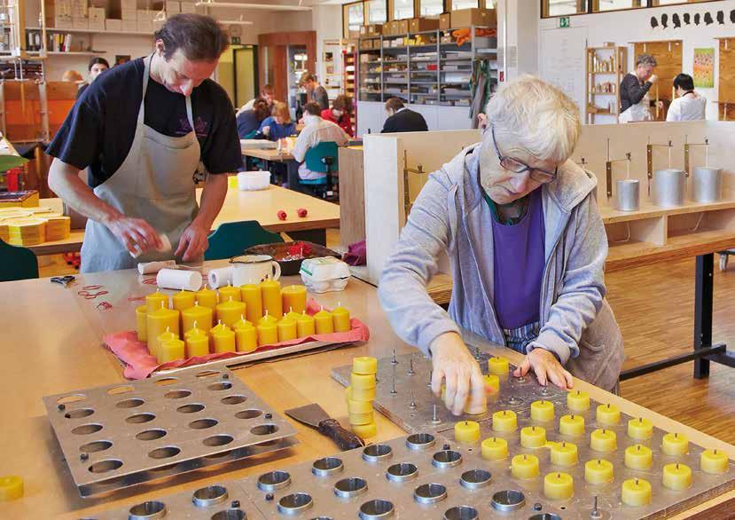 Herzlich willkommen in unserer Kerzenwerkstatt!»Wie toll es hier immer duftet.«kein Wunder, wir verarbeiten ausschließlich 100 % reines Bienenwachs. Alle unsere Kerzen entstehen in Handarbeit.