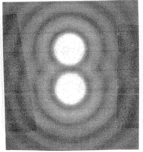 30 Beugung an einer Blende. Abb. 9.31 Beugung an einer kreisförmigen Lochblende (links) und an einer kreisförmigen Scheibe (rechts).