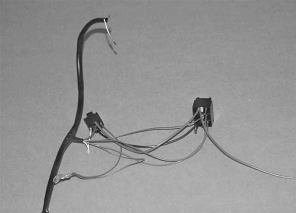 Leitung gr/gn 0,5mm 2 ca. 50mm vor dem 6-poligen Stecker trennen 3 HINWEIS: Auf Sperrichtung der Diode achten! Bei der Einbindung auf Leitungsenden mit Pin, bzw. Buchse achten!