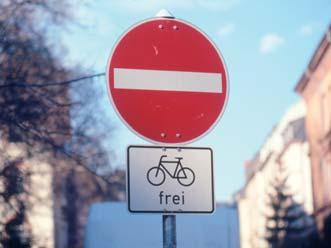 Durch Markierungen oder durch bauliche Maßnahmen in den Knotenpunkten können Verkehrsteilnehmer an die Beschränkung der Einbahnregelung auf den motorisierten Verkehr erinnert werden.