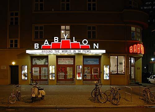 wurde nach Plänen des Architekten Hans Poelzig (Mitbegründer und Direktor des 'Werkbundes') erbaut und das 'Babylon' feierte 1929 seine Eröffnung mit dem Stummfilm 'Fräulein Else'.
